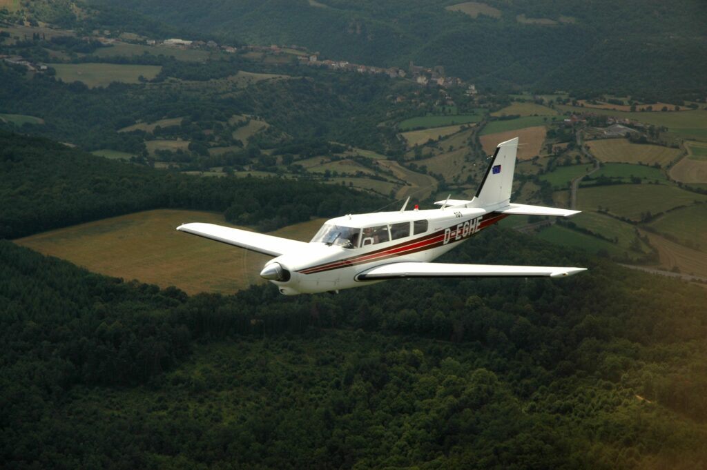 Différence PPL LAPL : avion léger d'aéroclub en vol